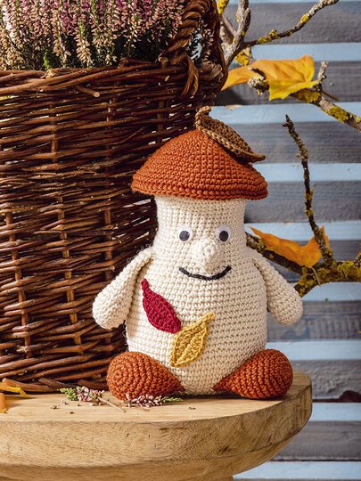 Pilze und Baumstumpf. amigurumi gehäkelt