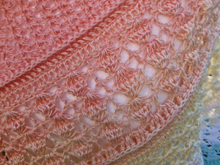 Aranka - Häkelanleitung für ein flaches symmetrisches Dreieckstuch