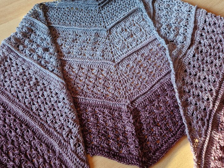 Aranka - Häkelanleitung für ein flaches symmetrisches Dreieckstuch