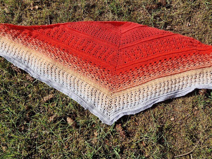 Aranka - Häkelanleitung für ein flaches symmetrisches Dreieckstuch