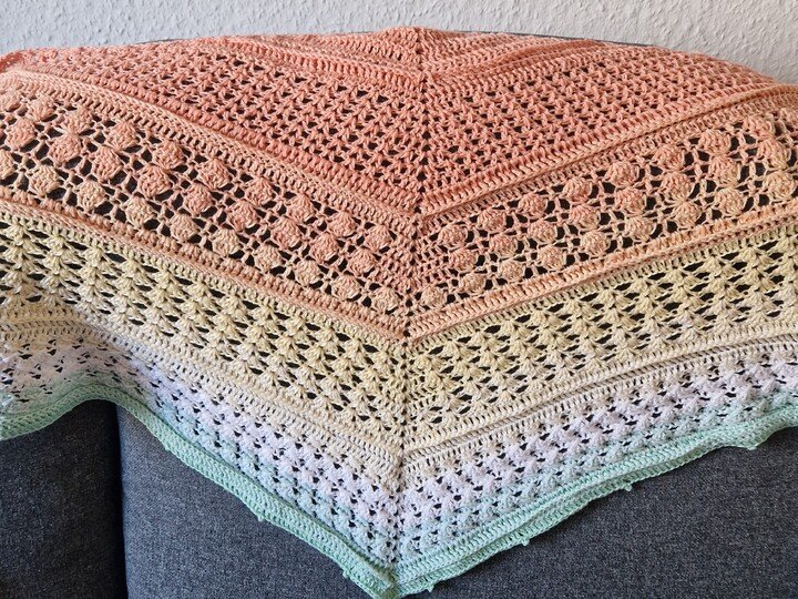 Aranka - Häkelanleitung für ein flaches symmetrisches Dreieckstuch