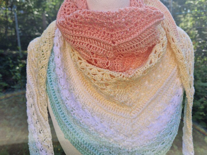 Aranka - Häkelanleitung für ein flaches symmetrisches Dreieckstuch