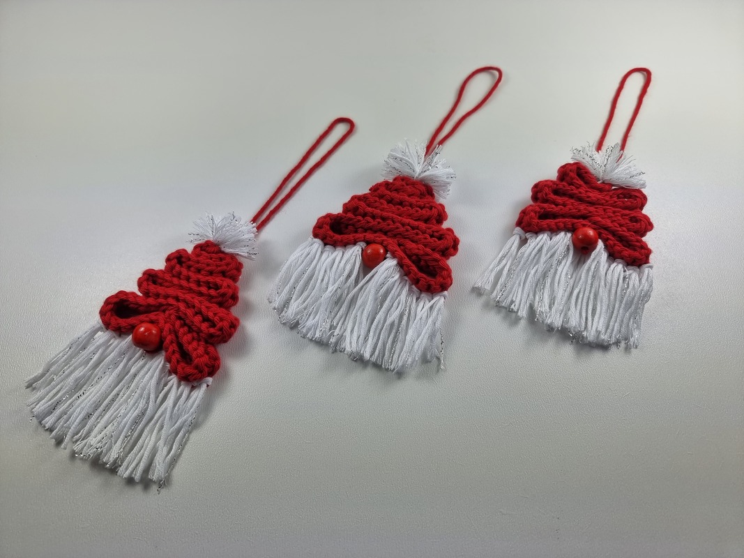 Strickanleitung Weihnachtsmann – Baumschmuck, Geschenkanhänger, Girlande