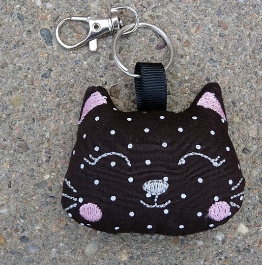 Stickdatei - Katze 4 ITH - in 3 Größen - Anhänger cute Schlüsselanhänger