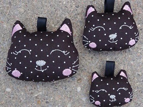 Stickdatei - Katze 4 ITH - in 3 Größen - Anhänger cute Schlüsselanhänger