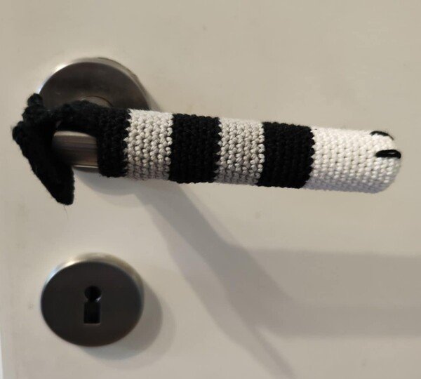 Crochet pattern “Cat's paw” – Door handle cover (PDF)