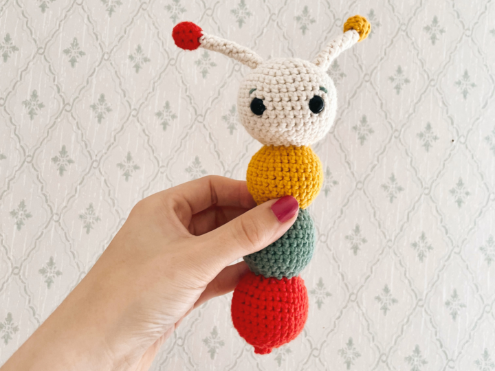 Häkelanleitung Raupe Rassel Babyspielzeug