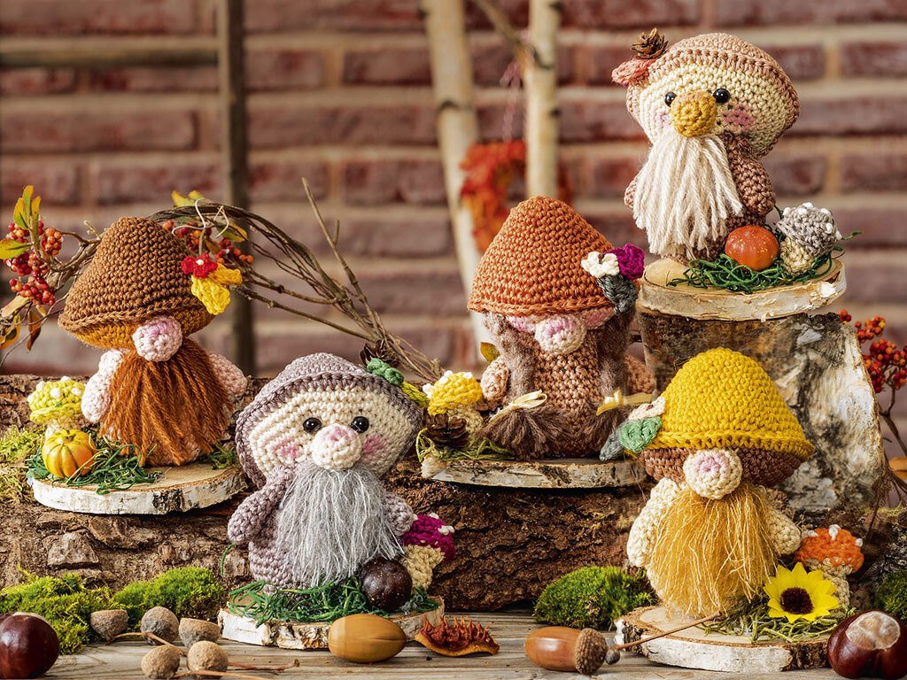 Fünf gehäkelte Pilz-Wichtel