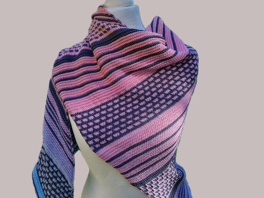 Gestricktes Dreieckstuch in Rosa und Dunkelblau mit Streifen- und Mini‑Muster auf Schneiderpuppe