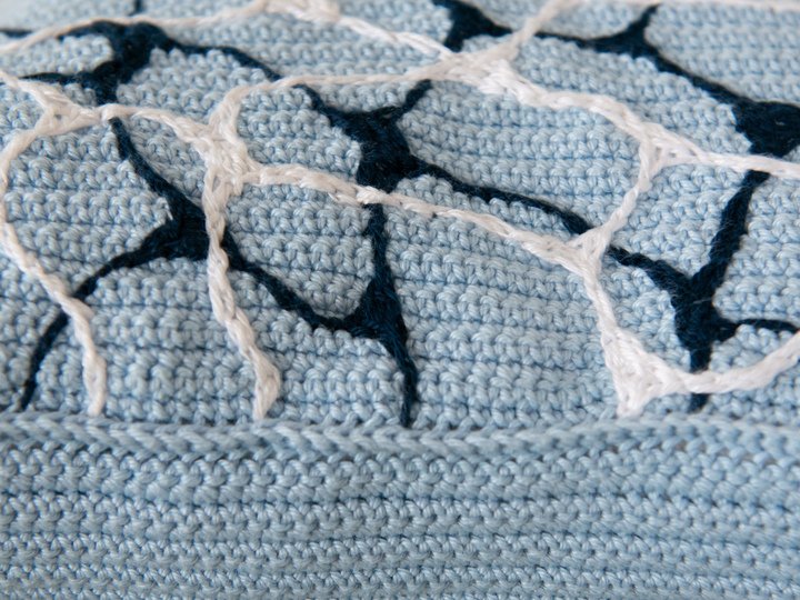 Crochet pattern for designer pillowcase with water surface pattern