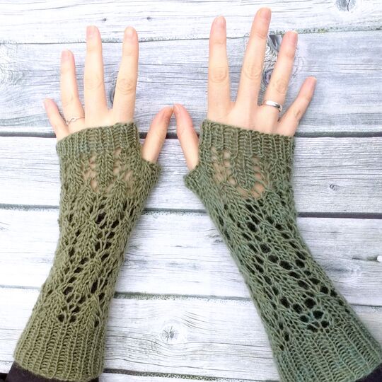 Prisca Pulswärmer, Lochmuster, Lacemuster, Strickanleitung