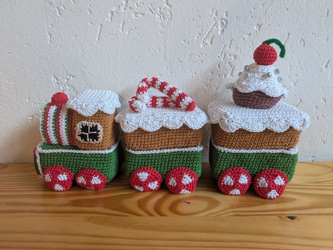 Gehäkelter Weihnachtszug mit drei Waggons, Rädern im Pfefferminz-Design, weißem Zuckerguss und Verzierungen wie Zuckerstange und Kirsche