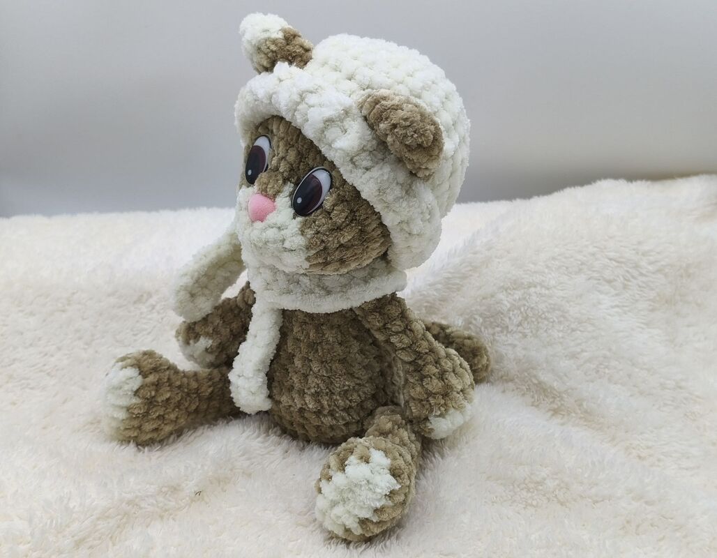 Häkelanleitung für eine Katze im Winterdress/ Amigurumi