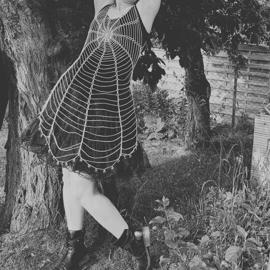 Häkelkleid Spinnennetz für Halloween
