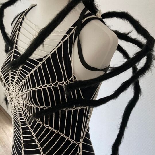 Häkelkleid Spinnennetz für Halloween