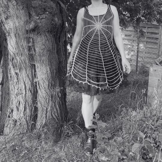 Häkelkleid Spinnennetz für Halloween