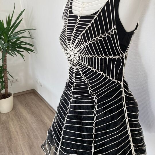 Häkelkleid Spinnennetz für Halloween