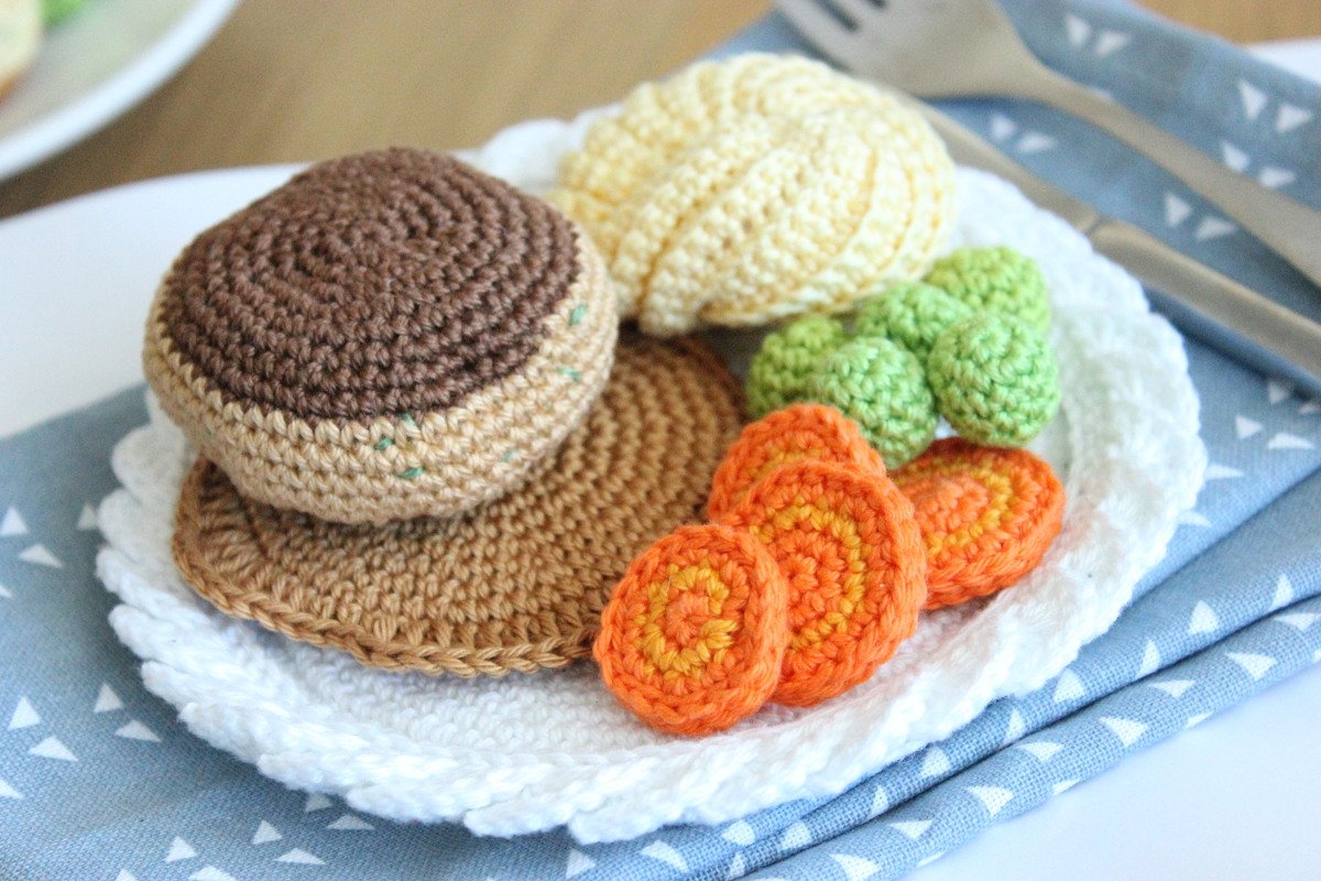 Häkelanleitung "Menü - Frikadellen mit Kartoffelpüree und Gemüse"