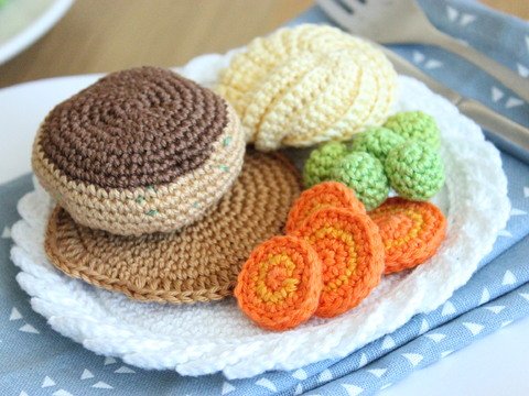 Häkelanleitung "Menü - Frikadellen mit Kartoffelpüree und Gemüse"