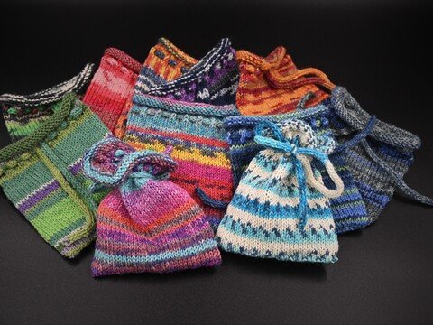 Beutesack des Advents – Adventskalender aus Wollresten stricken