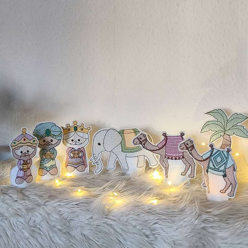 ITH-Stickhüllen: drei Könige, Elefant, zwei Kamele und Palme, beleuchtet von LED-Lichterkette