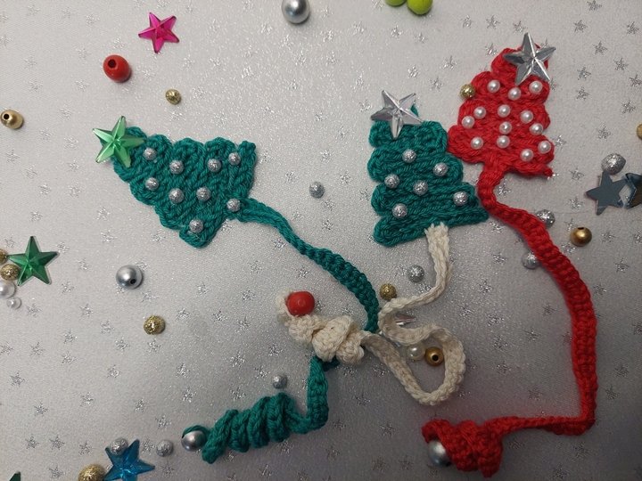 Häkelanleitung: Weihnachtliches Tannenbaum-Lesezeichen mit Stern & Perlen