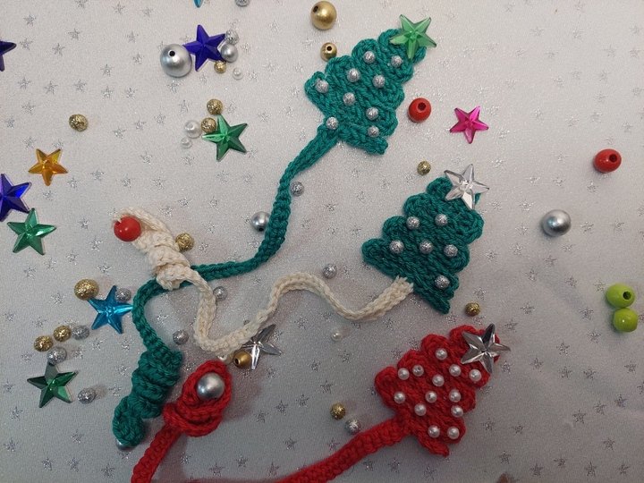 Häkelanleitung: Weihnachtliches Tannenbaum-Lesezeichen mit Stern & Perlen