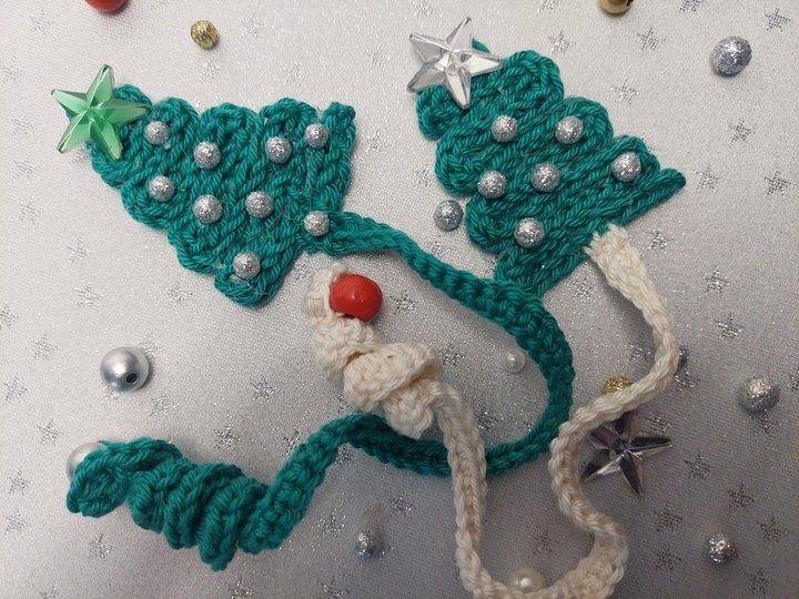 Häkelanleitung: Weihnachtliches Tannenbaum-Lesezeichen mit Stern & Perlen