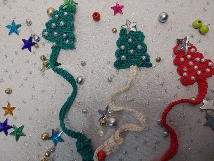 Häkelanleitung: Weihnachtliches Tannenbaum-Lesezeichen mit Stern & Perlen