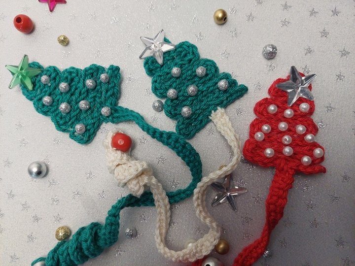 Häkelanleitung: Weihnachtliches Tannenbaum-Lesezeichen mit Stern & Perlen