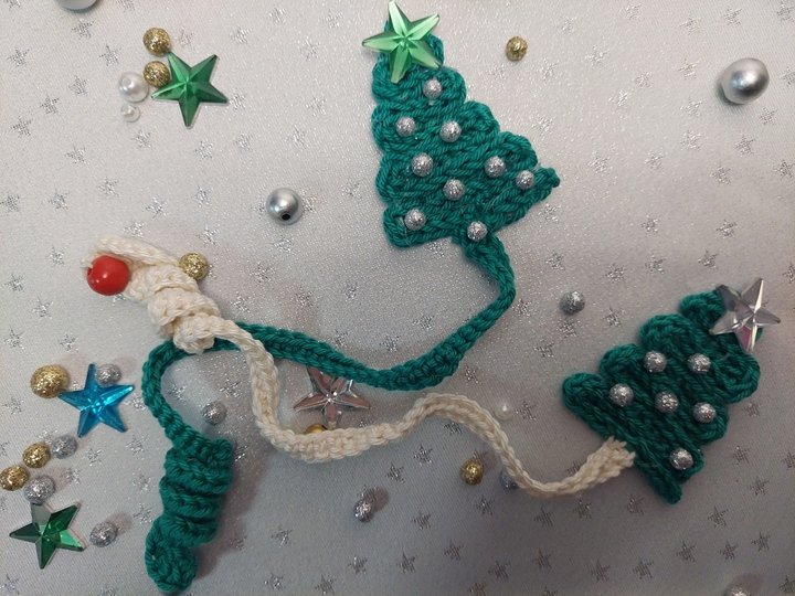 Häkelanleitung: Weihnachtliches Tannenbaum-Lesezeichen mit Stern & Perlen