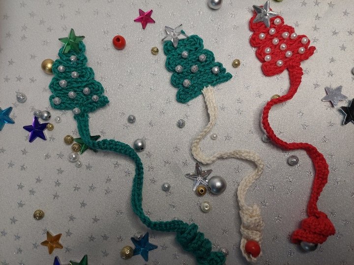 Häkelanleitung: Weihnachtliches Tannenbaum-Lesezeichen mit Stern & Perlen