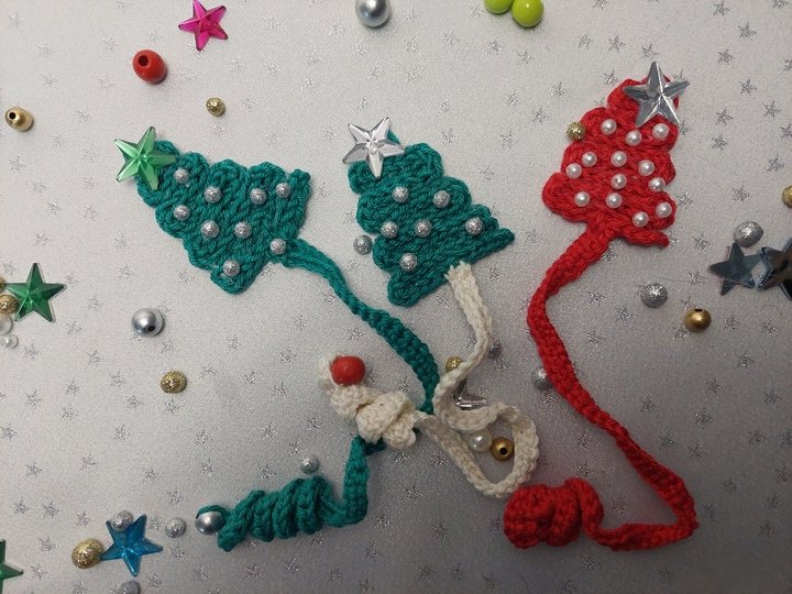 Häkelanleitung: Weihnachtliches Tannenbaum-Lesezeichen mit Stern & Perlen