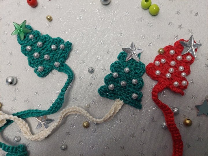 Häkelanleitung: Weihnachtliches Tannenbaum-Lesezeichen mit Stern & Perlen