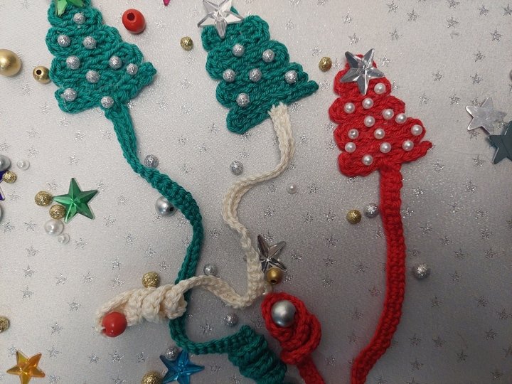 Häkelanleitung: Weihnachtliches Tannenbaum-Lesezeichen mit Stern & Perlen