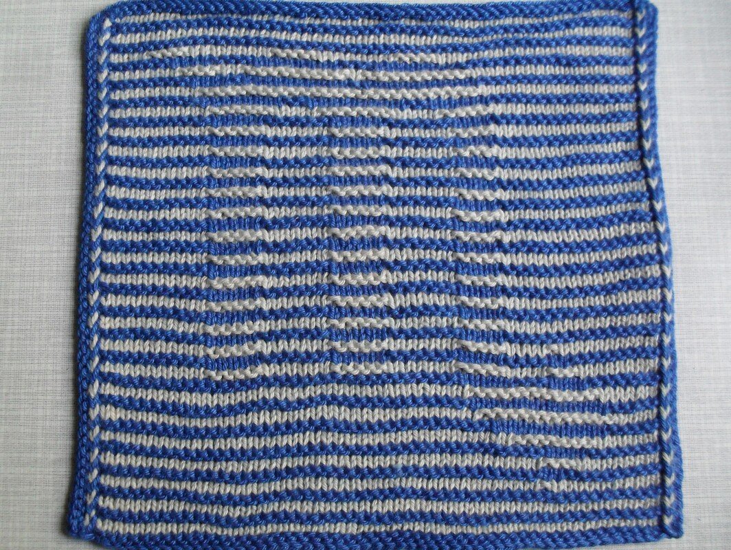 Quadratisches gestricktes Tuch mit horizontalen blau-hellgrauen Streifen und blauem Rand