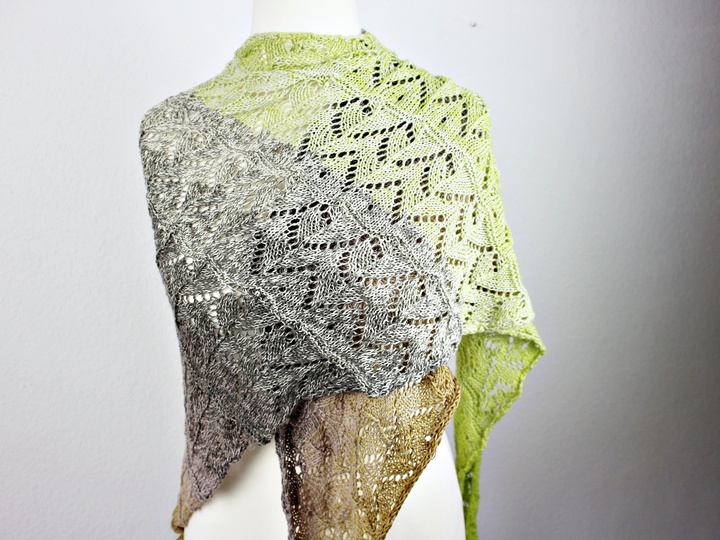Strickanleitung Tuch einfach – asymmetrisches Dreieckstuch mit Lochmuster