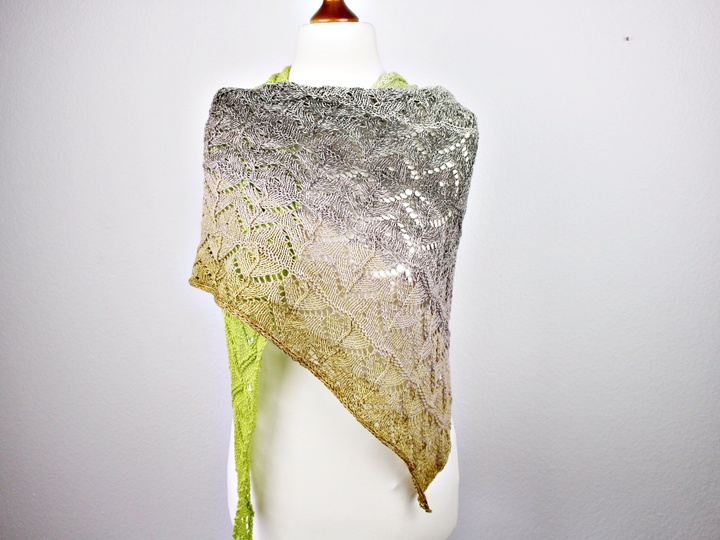Strickanleitung Tuch einfach – asymmetrisches Dreieckstuch mit Lochmuster