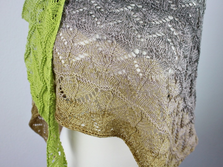 Strickanleitung Tuch einfach – asymmetrisches Dreieckstuch mit Lochmuster