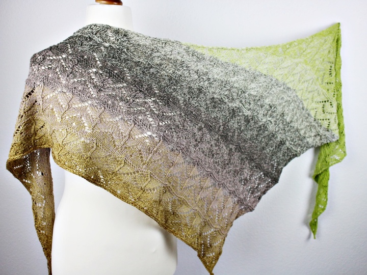 Strickanleitung Tuch einfach – asymmetrisches Dreieckstuch mit Lochmuster
