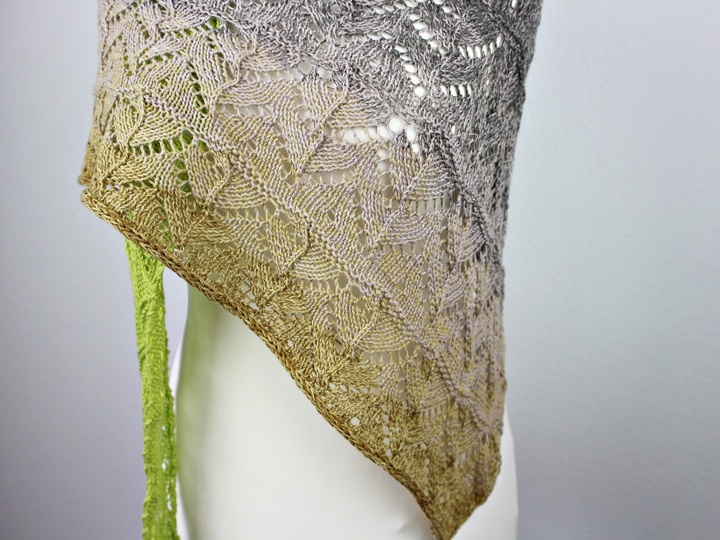 Strickanleitung Tuch einfach – asymmetrisches Dreieckstuch mit Lochmuster