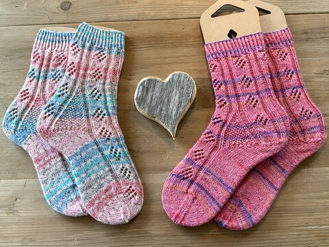 Davia, Socken mit Zunahmeferse und Ajourmuster