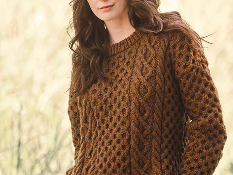 Pulli und Mütze mit Aranmustern