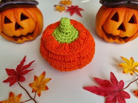 „Herbstglühen“ Deko-, Geschenkkörbchen Kürbis in 2 Gr. PDF-Häkelanleitung