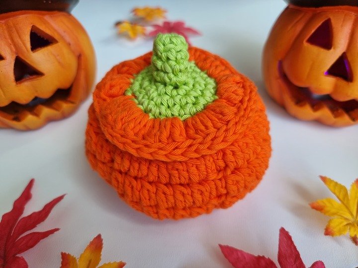 „Herbstglühen“ Deko-, Geschenkkörbchen Kürbis in 2 Gr. PDF-Häkelanleitung