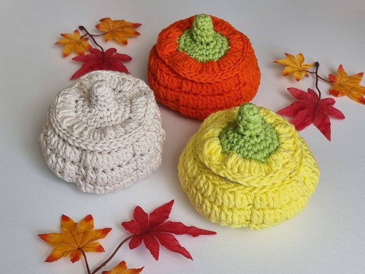 „Herbstglühen“ Deko-, Geschenkkörbchen Kürbis in 2 Gr. PDF-Häkelanleitung