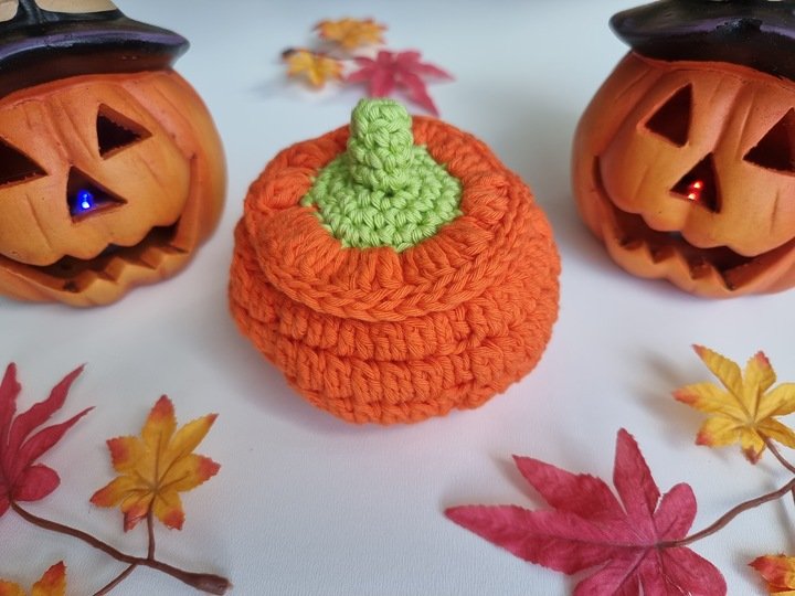 „Herbstglühen“ Deko-, Geschenkkörbchen Kürbis in 2 Gr. PDF-Häkelanleitung