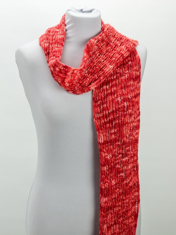 Roter melierter gestrickter Schal, um eine weiße Schaufensterpuppe drapiert