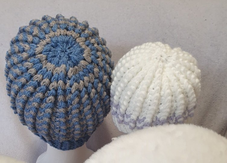 Crochet pattern for ‘Tuft’ hat with tufts in ribbed structure