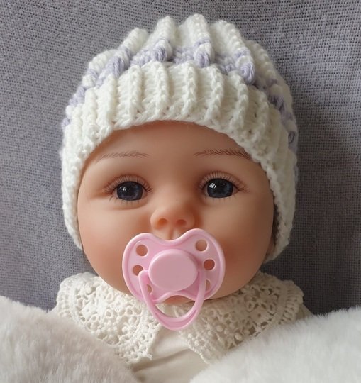 Crochet pattern for ‘Tuft’ hat with tufts in ribbed structure